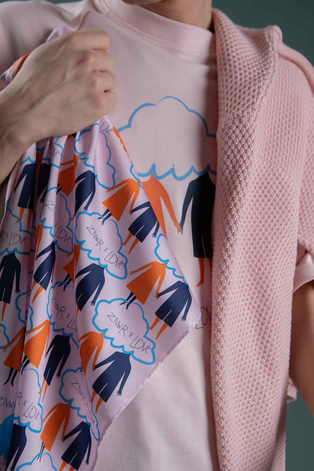 Футболка За руки