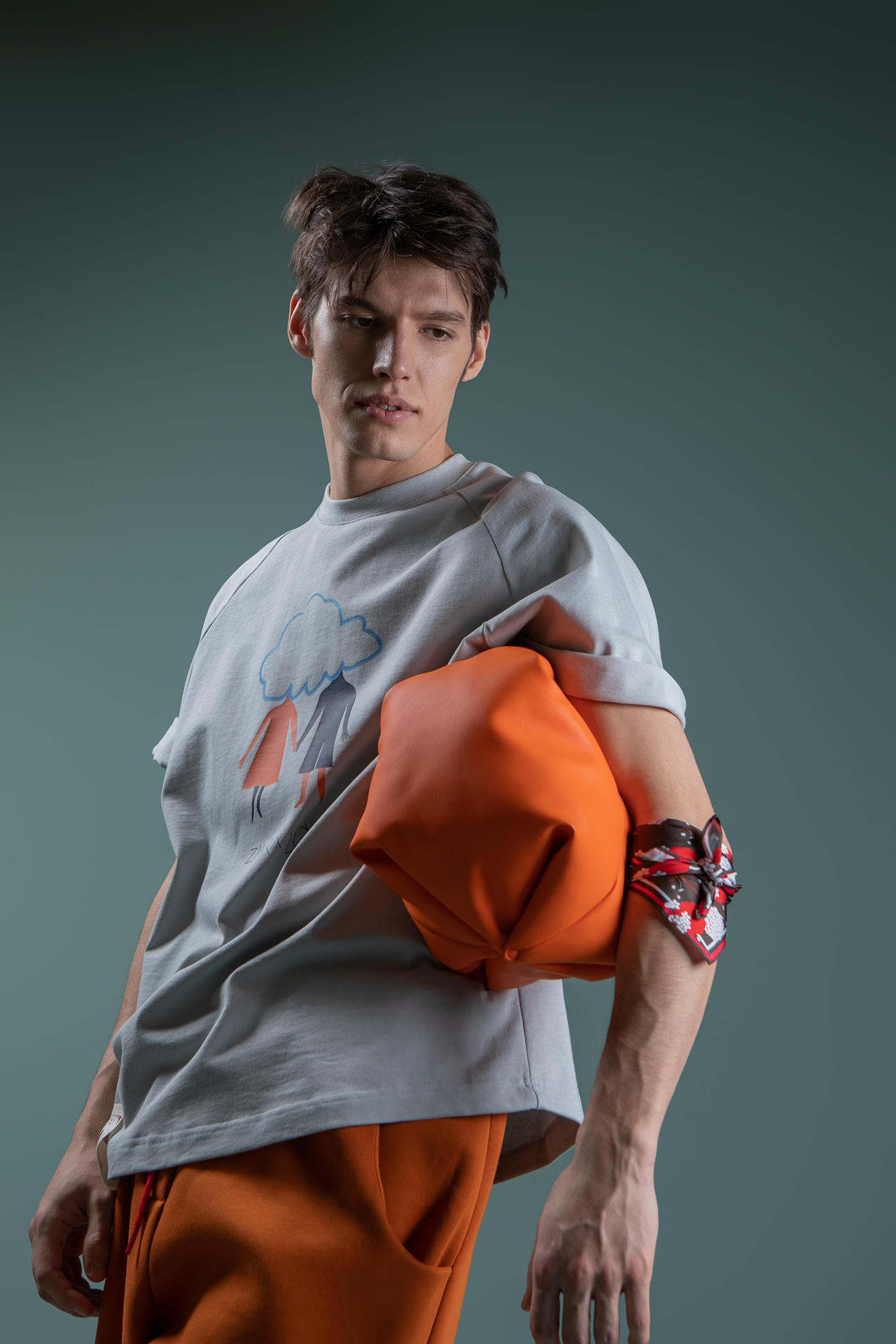 Футболка За руки